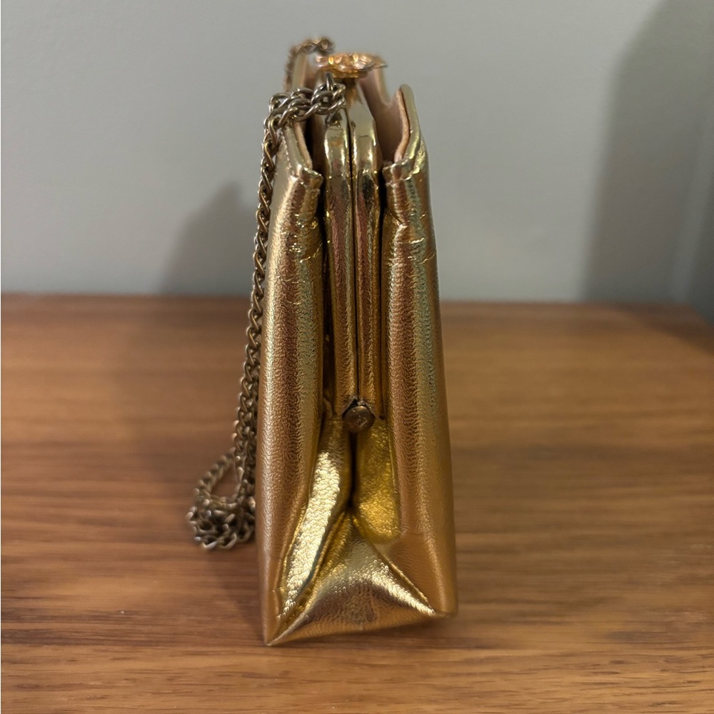 Harry Levine vintage metallic gold clam shell evening bag with a chain strap - Picture 3 of 11